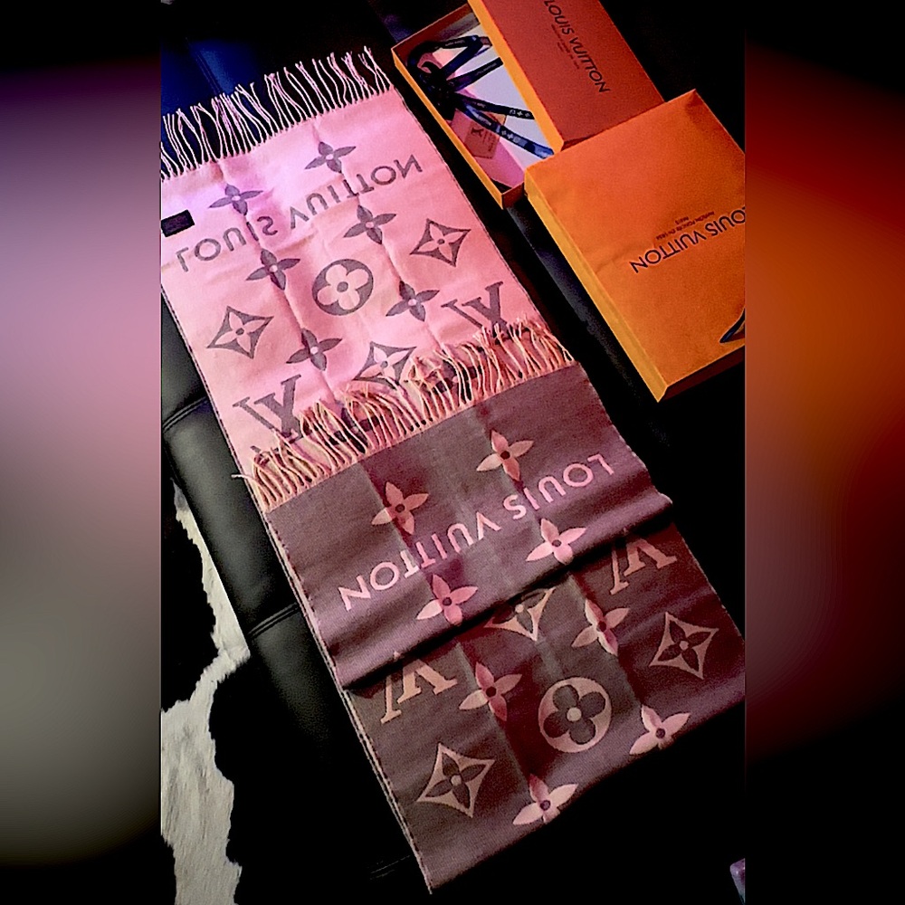 Louis Vuitton White and Gray Monogram Silk Scarf - Picture 15 of 15